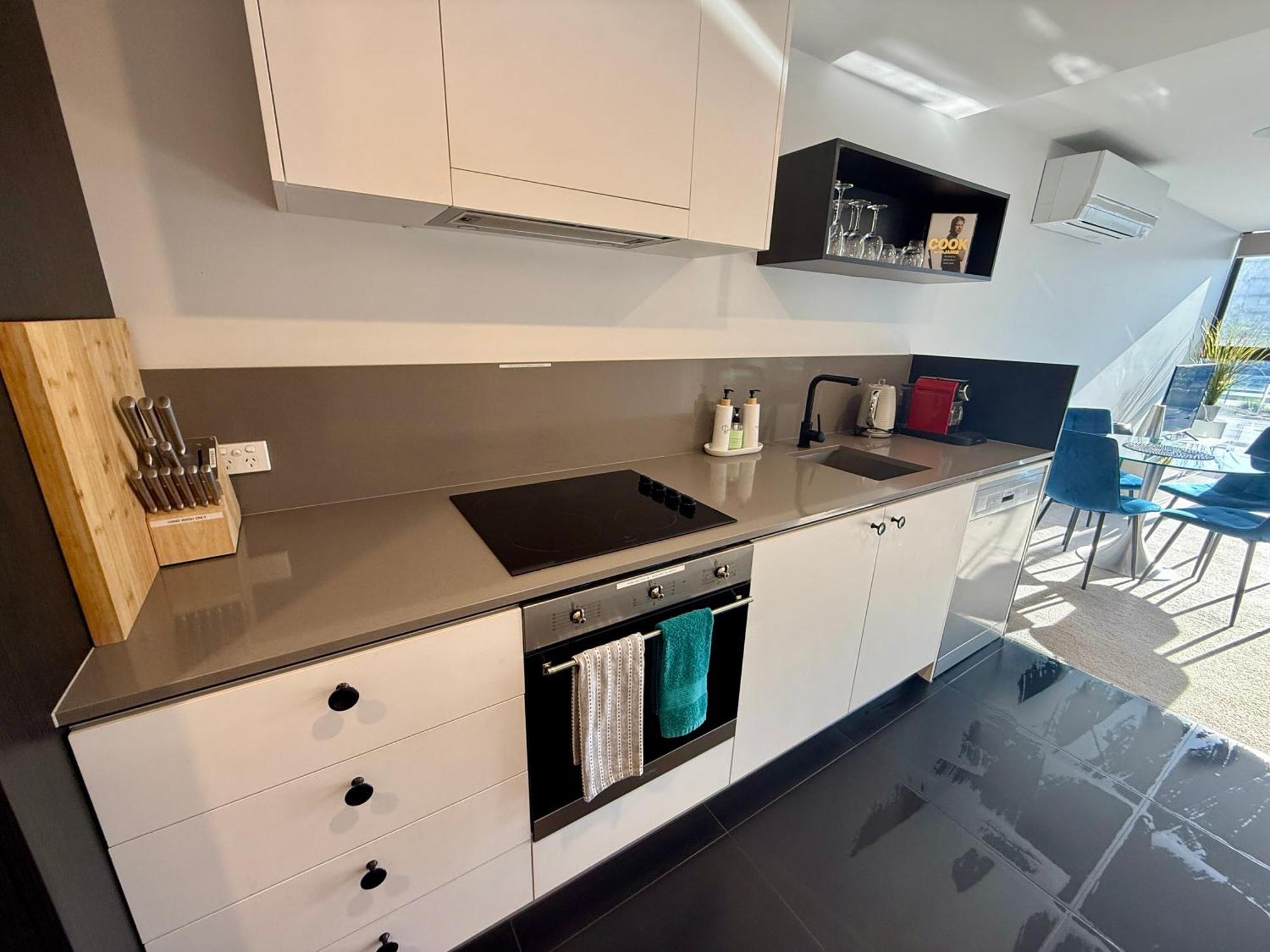Midnight Luxe 1Br 1Bath Apartment 104 In The Heart Of Braddon Pool Sauna Secure Parking Wine Wifi Canberra Kültér fotó